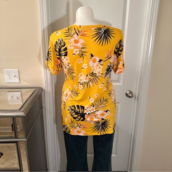 Niloufo brand. Size large short sleeve top. Tropical print top. - Picture 3 of 7